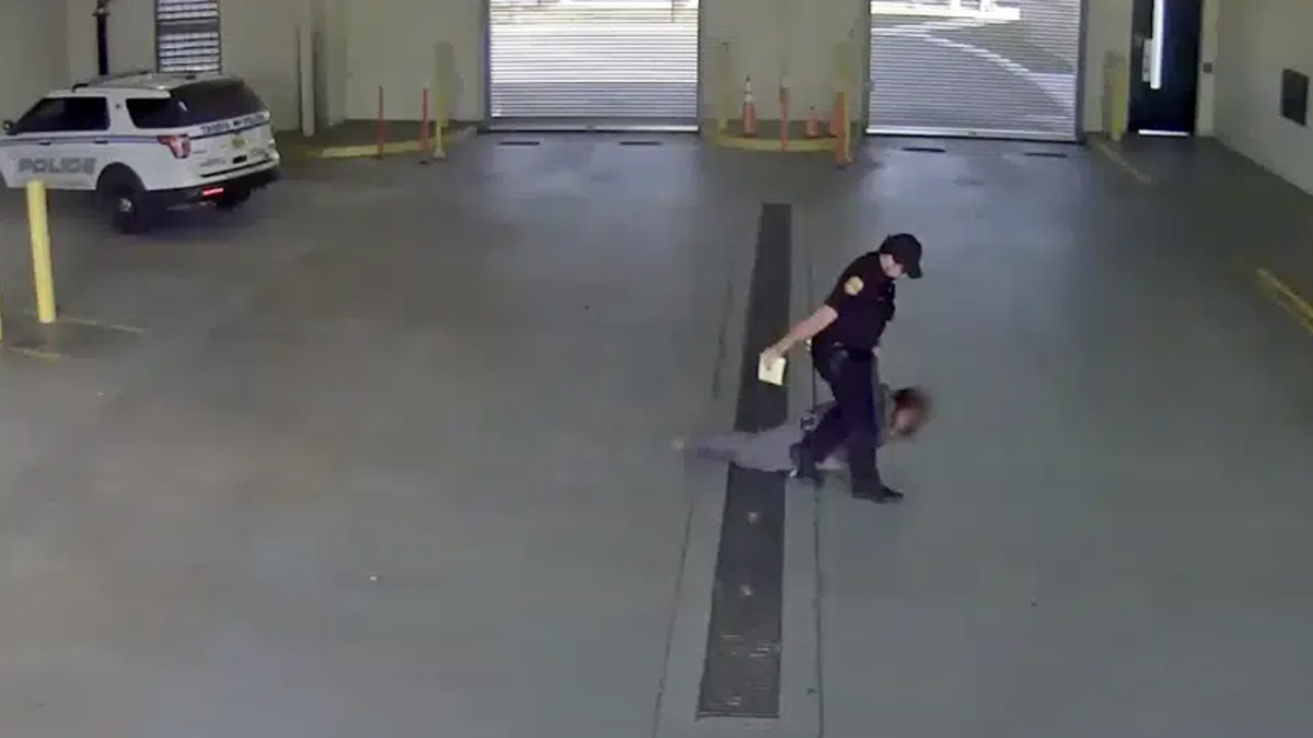 Despiden a policía de Florida captado en video arrastrando a mujer a la cárcel