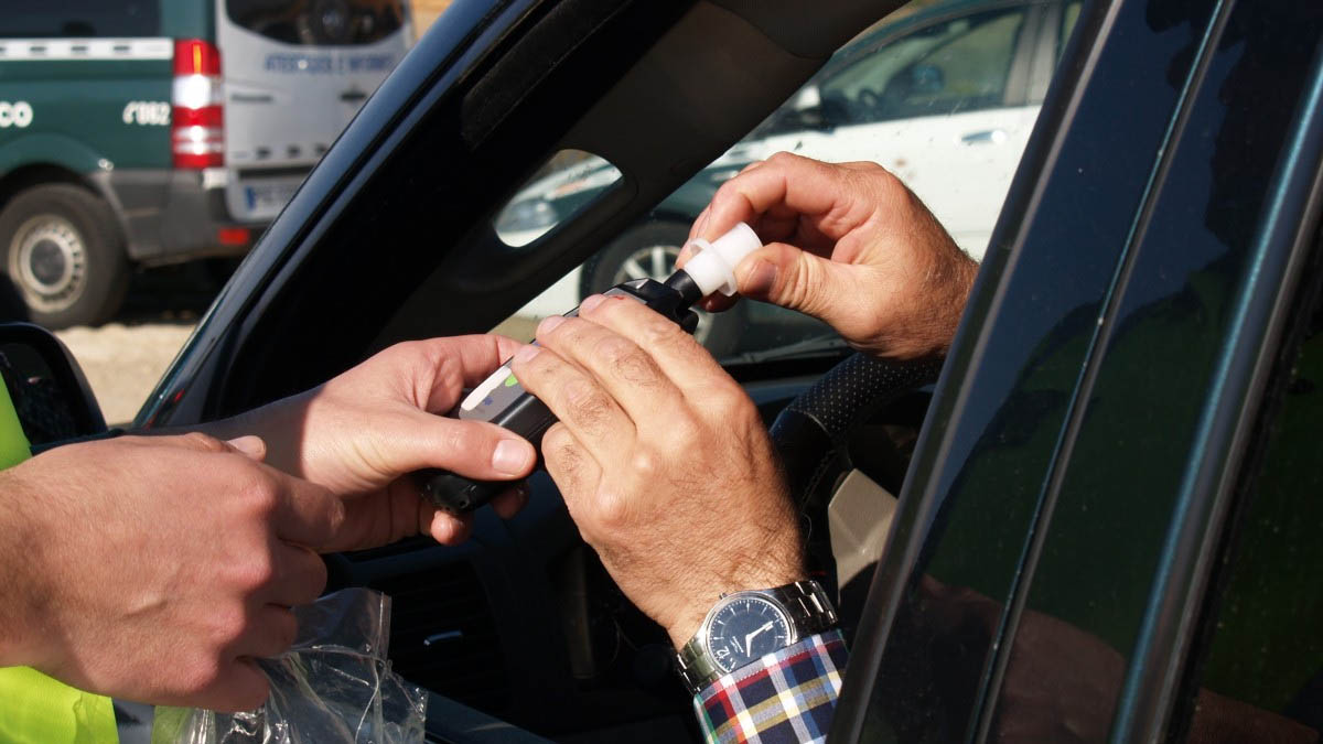 Detienen a un joven por tocar una marcha con el alcoholímetro