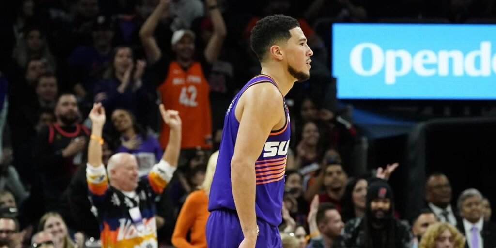 Devin Booker deslumbra con 51 puntos en tres cuartos