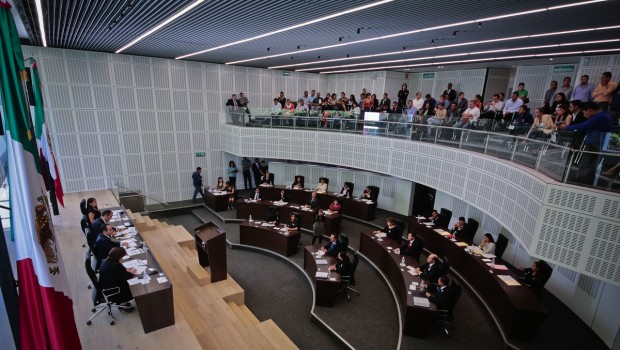 Diputados reciben millonarios aguinaldos, mientras 4 de cada 10 obreros no reciben esta prestación