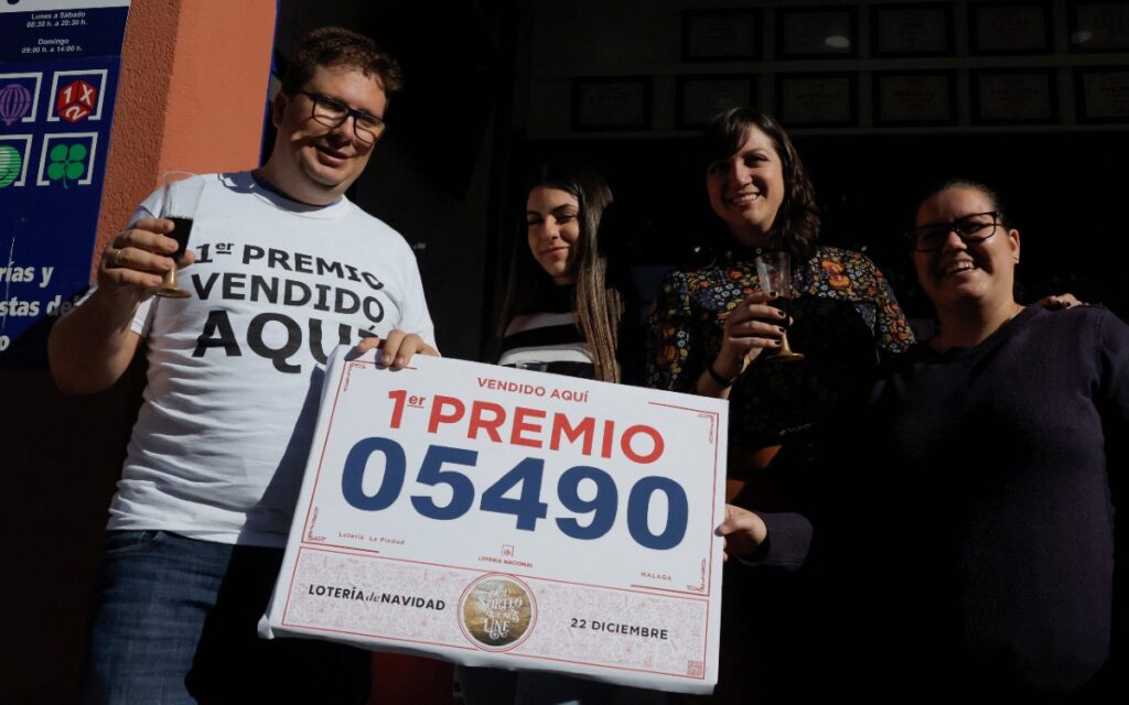 El 'Gordo' de la Lotería reparte dinero y alegría navideña por toda España