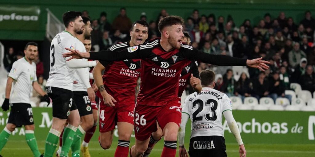 El Mirandés mete al Racing en un lío