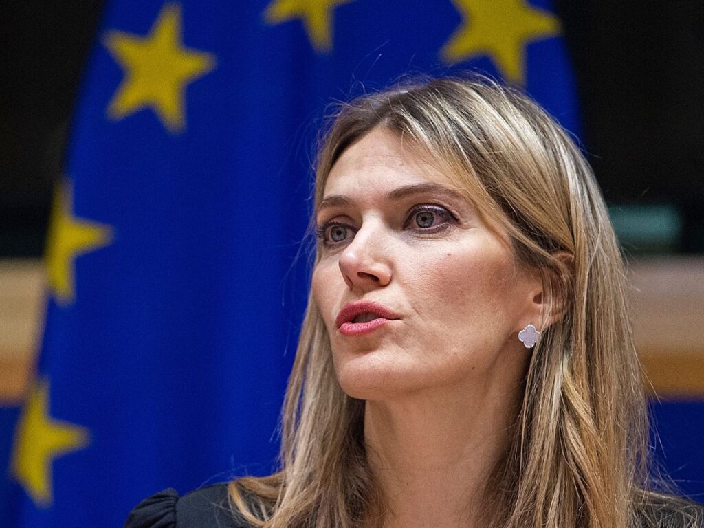 El Parlamento Europeo destituye a la vicepresidenta Eva Kaili, acusada de aceptar sobornos de Qatar