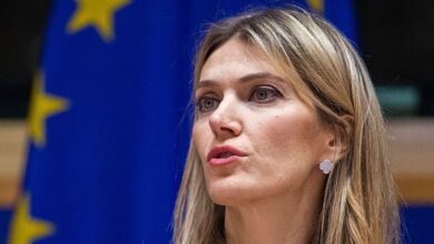 El Parlamento Europeo destituye a la vicepresidenta Eva Kaili, acusada de aceptar sobornos de Qatar