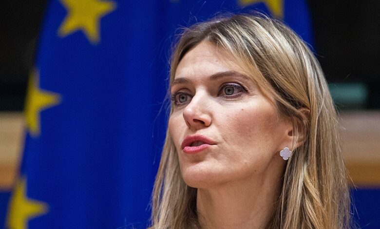 El Parlamento Europeo destituye a la vicepresidenta Eva Kaili, acusada de aceptar sobornos de Qatar
