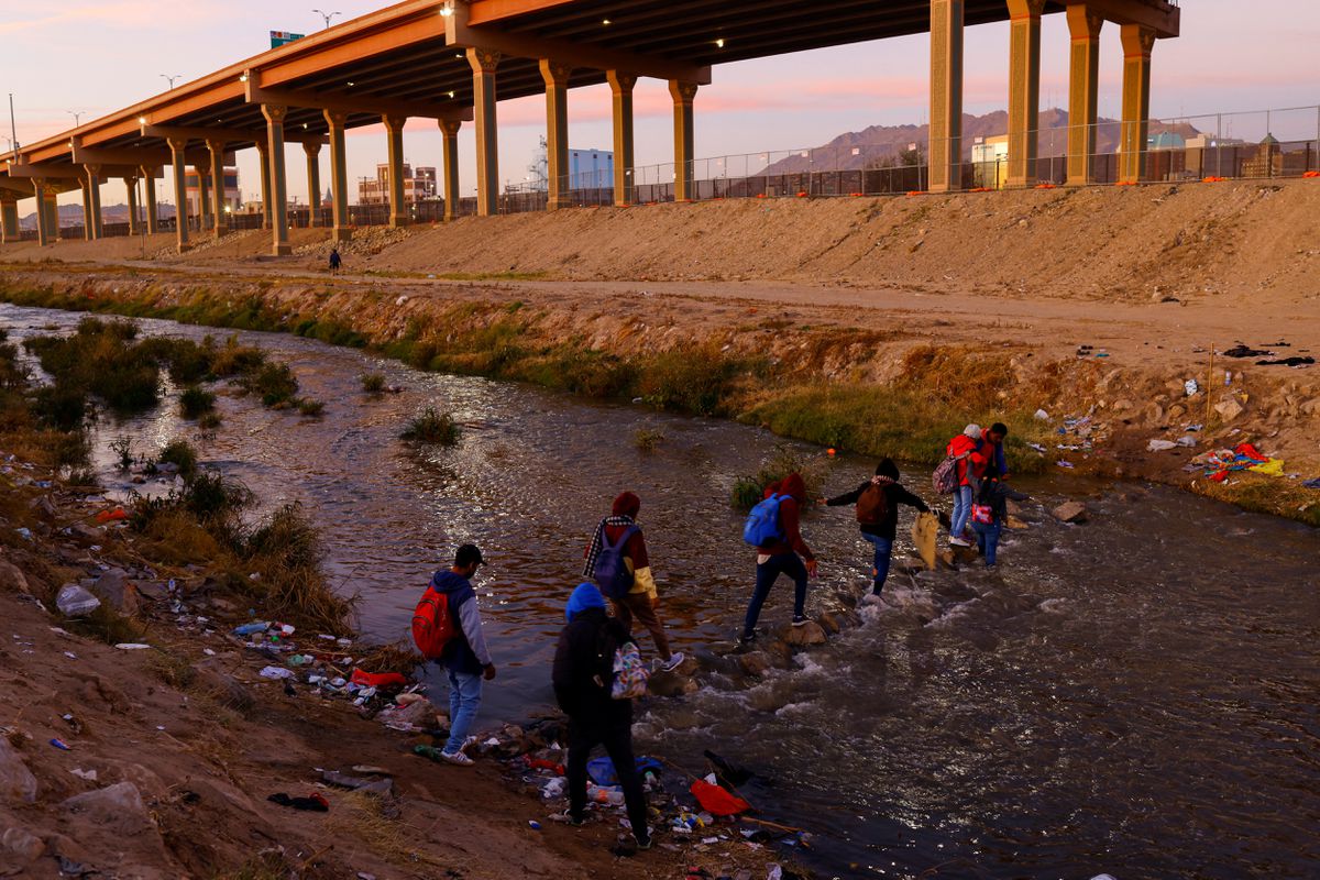 El Supremo de EE UU aplaza el fin de la norma que permite deportar migrantes rápidamente