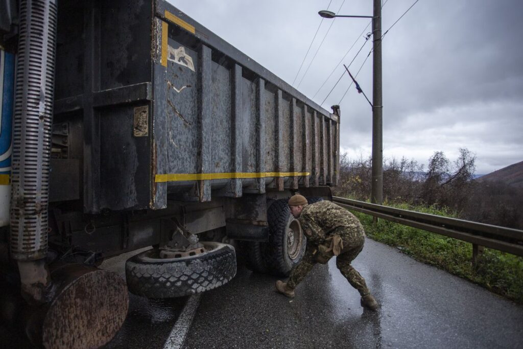 El ataque con una granada aturdidora a una patrulla de la UE eleva la tensión en Kosovo
