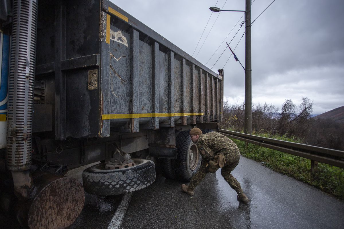 El ataque con una granada aturdidora a una patrulla de la UE eleva la tensión en Kosovo