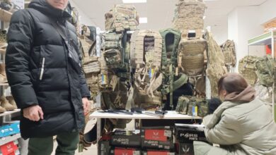 El boyante negocio de vender equipación militar en Ucrania: “Lo que más compran es ropa térmica; ya hace frío”