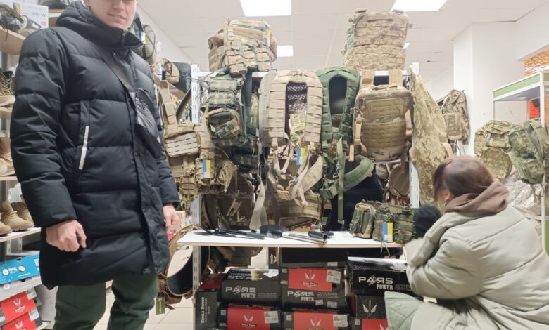 El boyante negocio de vender equipación militar en Ucrania: “Lo que más compran es ropa térmica; ya hace frío”