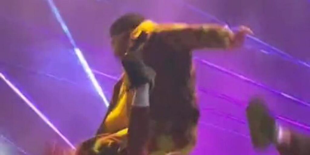 El cantante Bad Bunny sufre una caída en pleno concierto