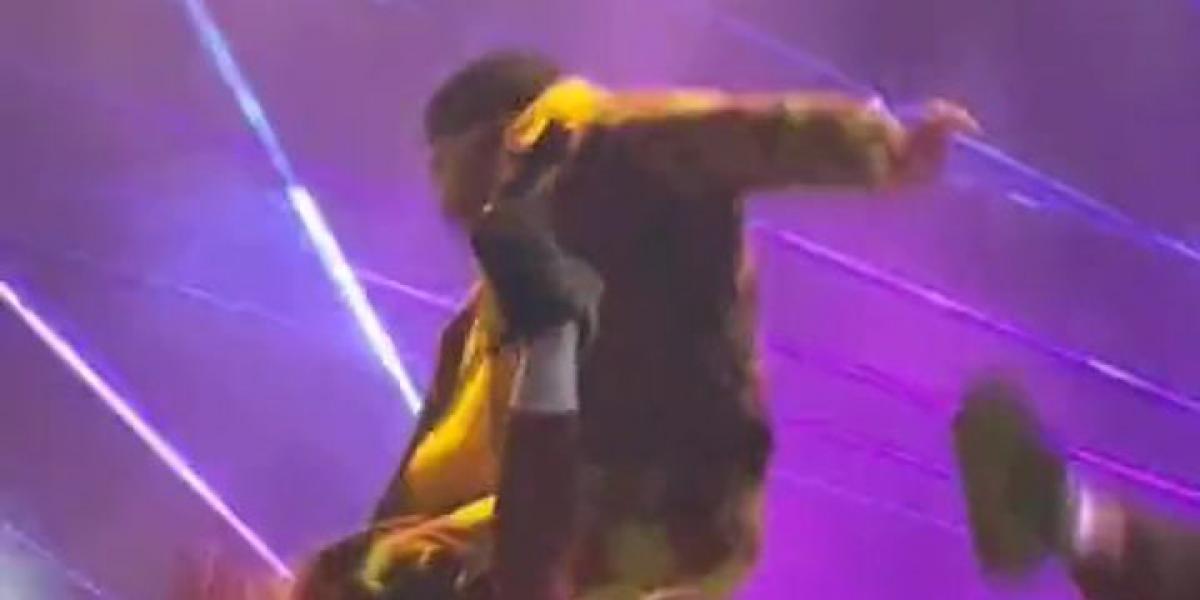 El cantante Bad Bunny sufre una caída en pleno concierto