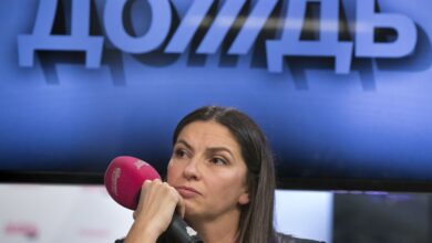 El cierre en Letonia de una televisión rusa opositora al Kremlin aviva el debate sobre la libertad de expresión