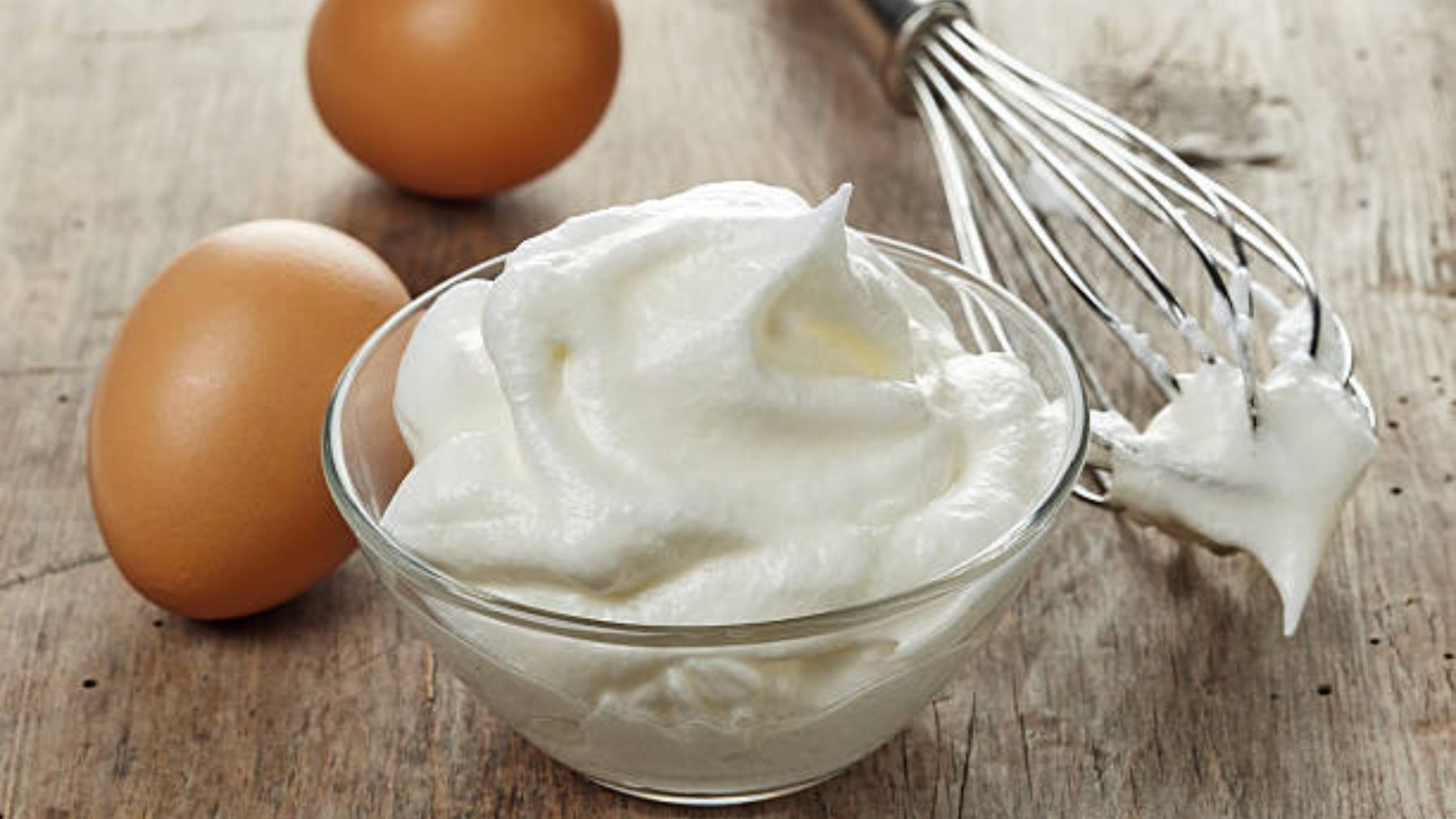 El curioso motivo por el que es importante el tipo de recipiente que usas al batir claras de huevo