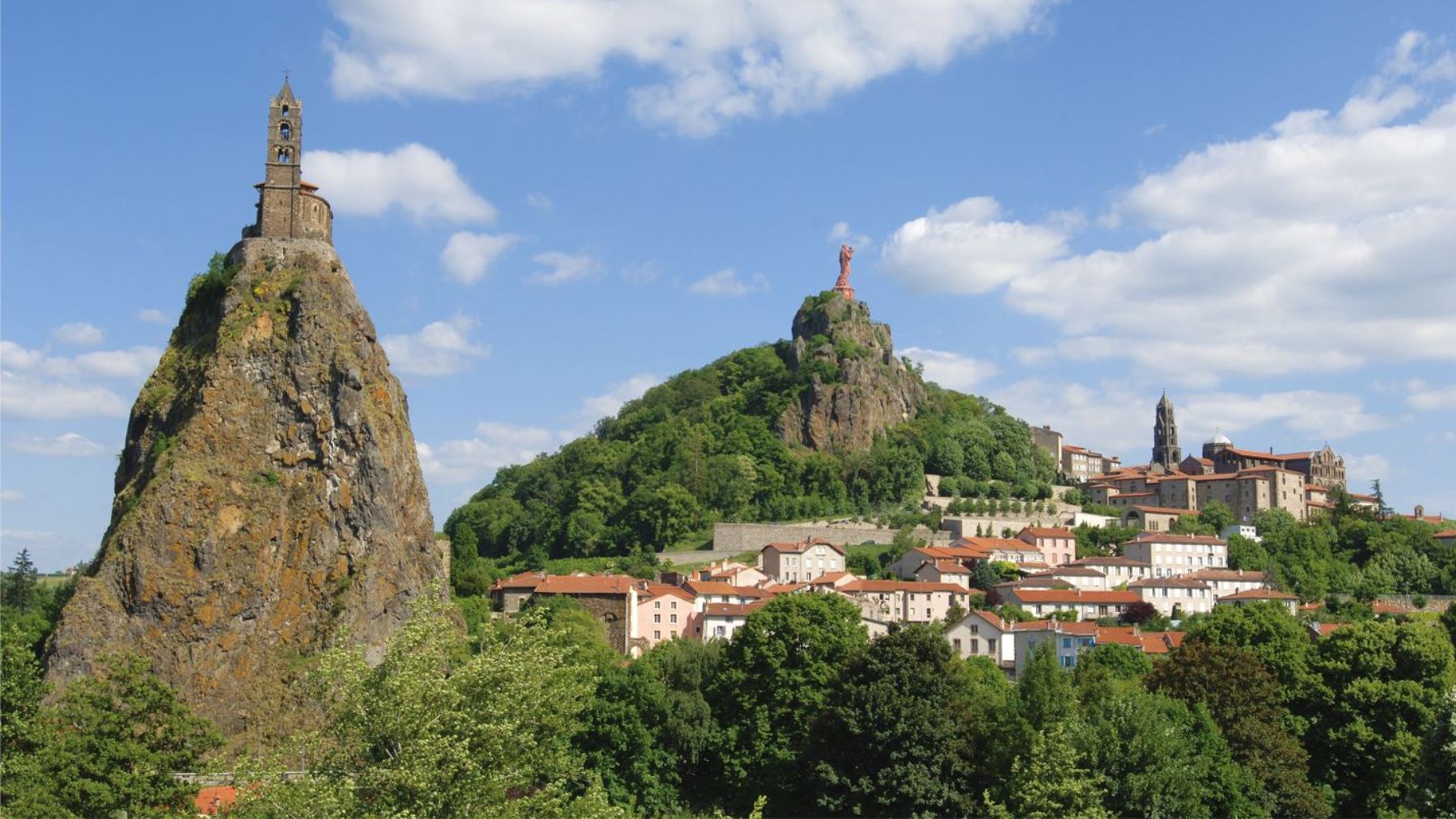 El impresionante pueblo que tiene una iglesia sobre una chimenea volcánica