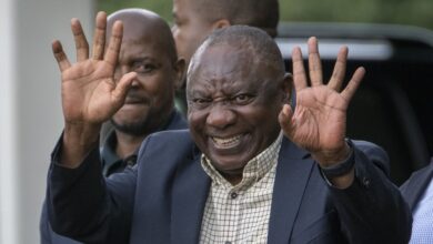 El presidente de Sudáfrica esquiva la dimisión al mantener el apoyo de su partido