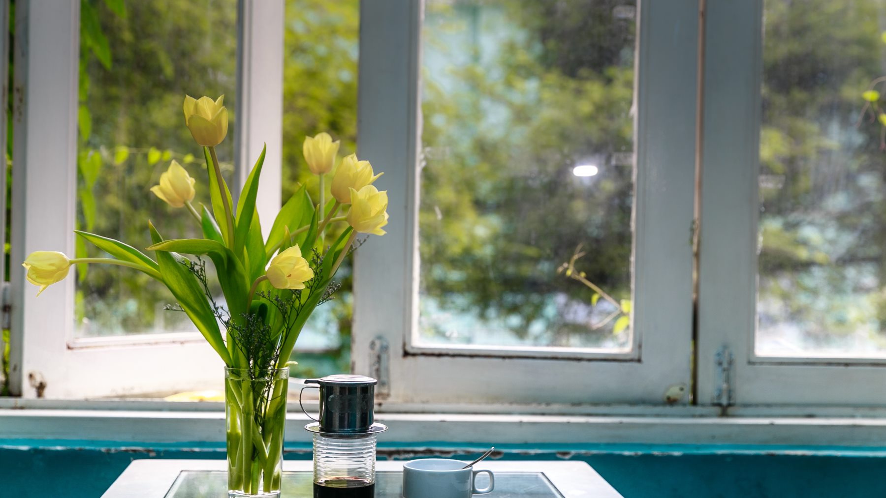 El truco casero para limpiar los rieles de las ventanas en segundos y sin esfuerzo