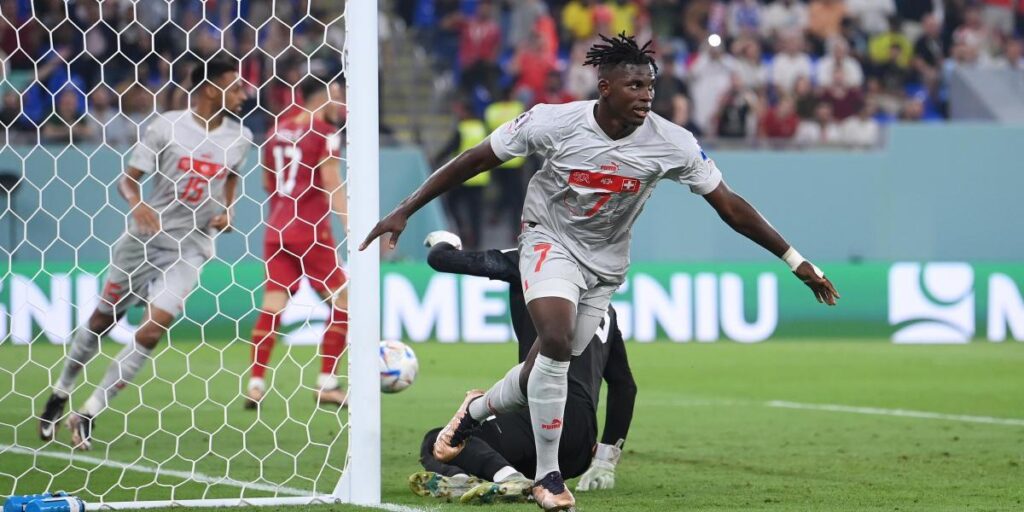 Embolo pone el 2-2 en un Serbia-Suiza de toma y daca