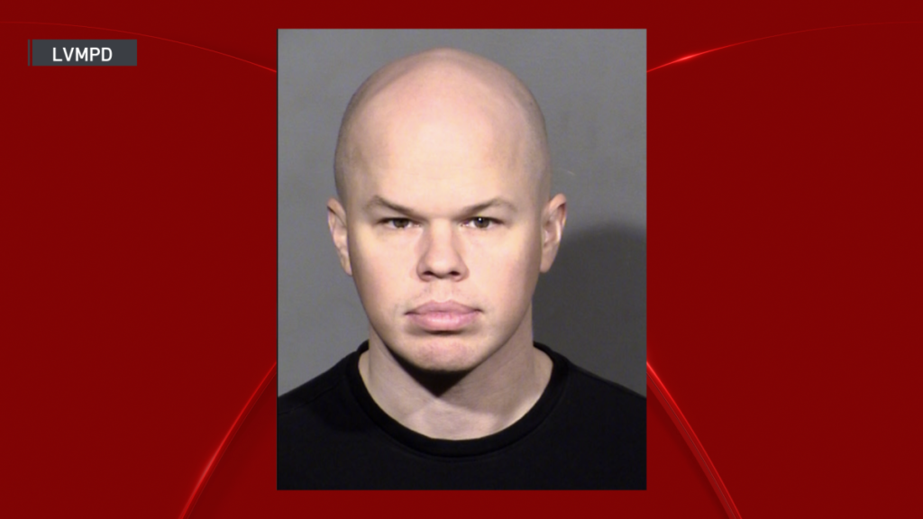 Exfuncionario que hizo historia como no binario recibe fianza por robo de equipajes en Las Vegas