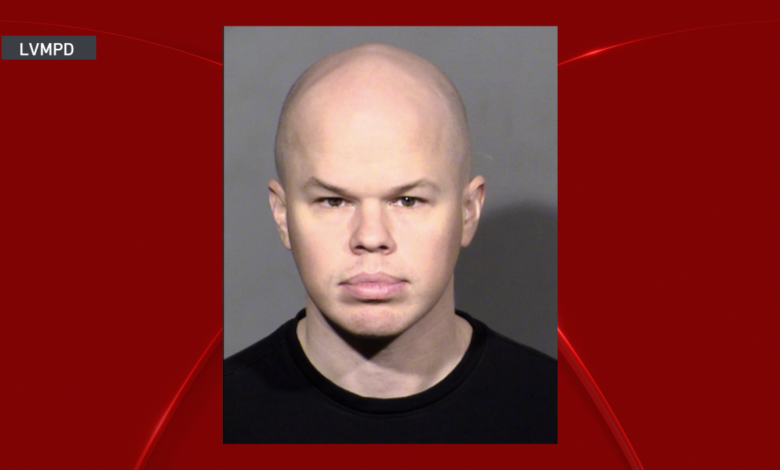 Exfuncionario que hizo historia como no binario recibe fianza por robo de equipajes en Las Vegas
