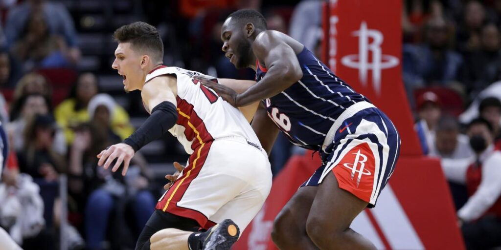 Garuba, el mejor de unos peleones Rockets golpeados a triples por Herro