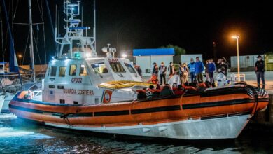 Gobierno de Italia podrá confiscar barcos de organización que rescata migrantes del naufragio