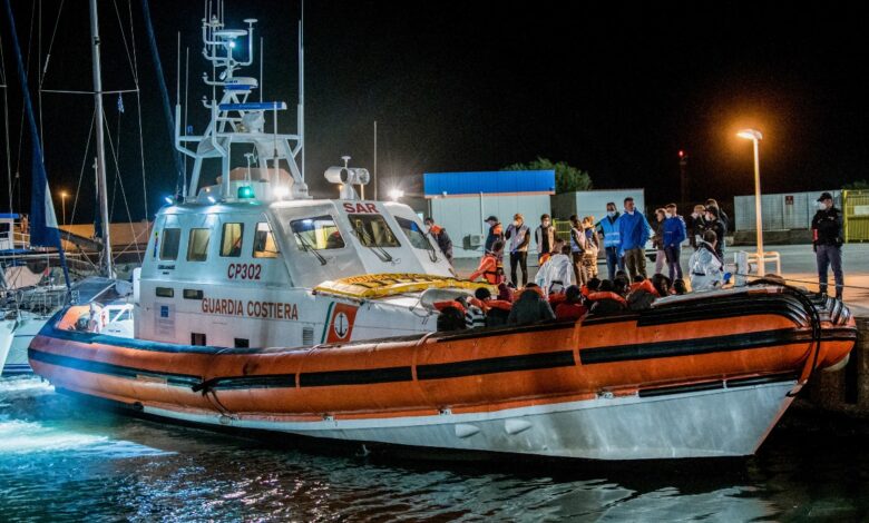 Gobierno de Italia podrá confiscar barcos de organización que rescata migrantes del naufragio