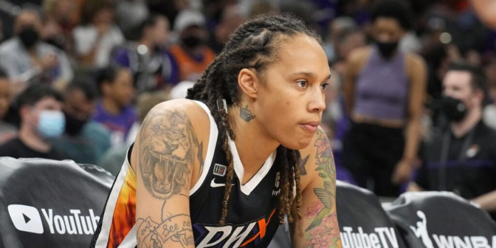 Griner se recupera en un hospital de Texas tras su liberación
