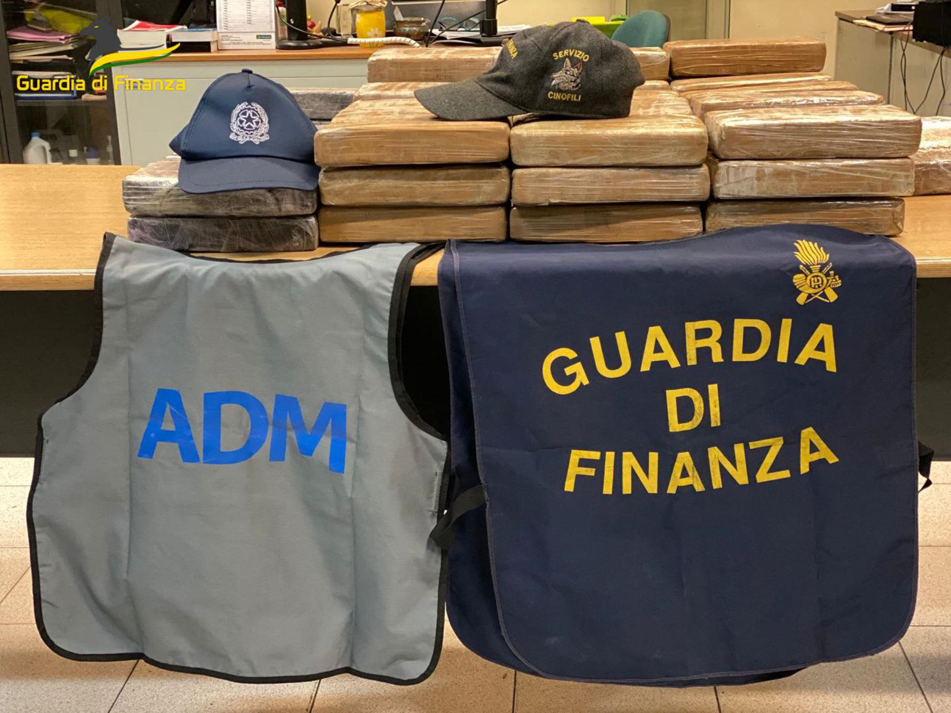 Hallan 158 libras de cocaína de Ecuador oculta entre bananas en un puerto de Roma