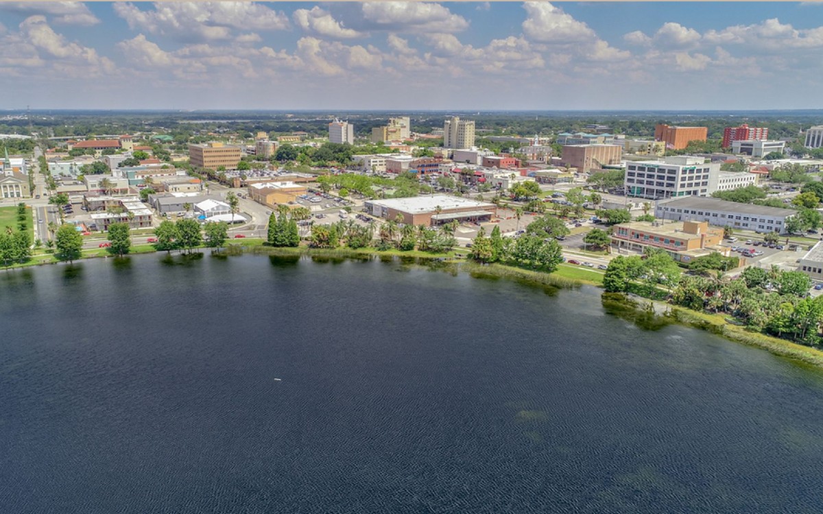 Hallan cadáveres de mujer y sus dos hijos en un auto sumergido en lago de Florida