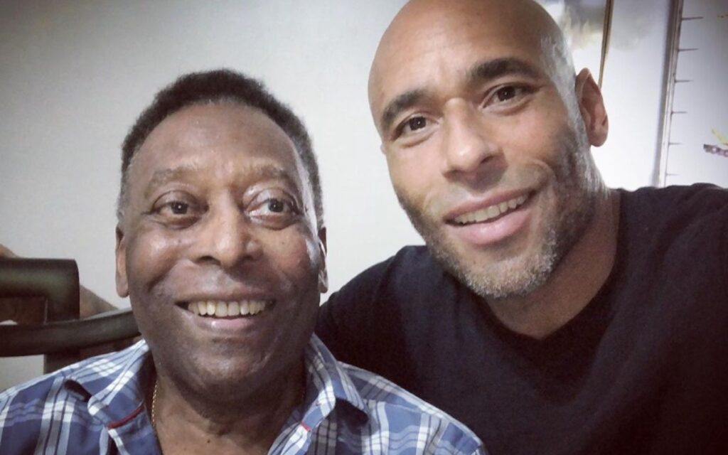 Hijo de Pelé llega al hospital para pasar Navidad con él