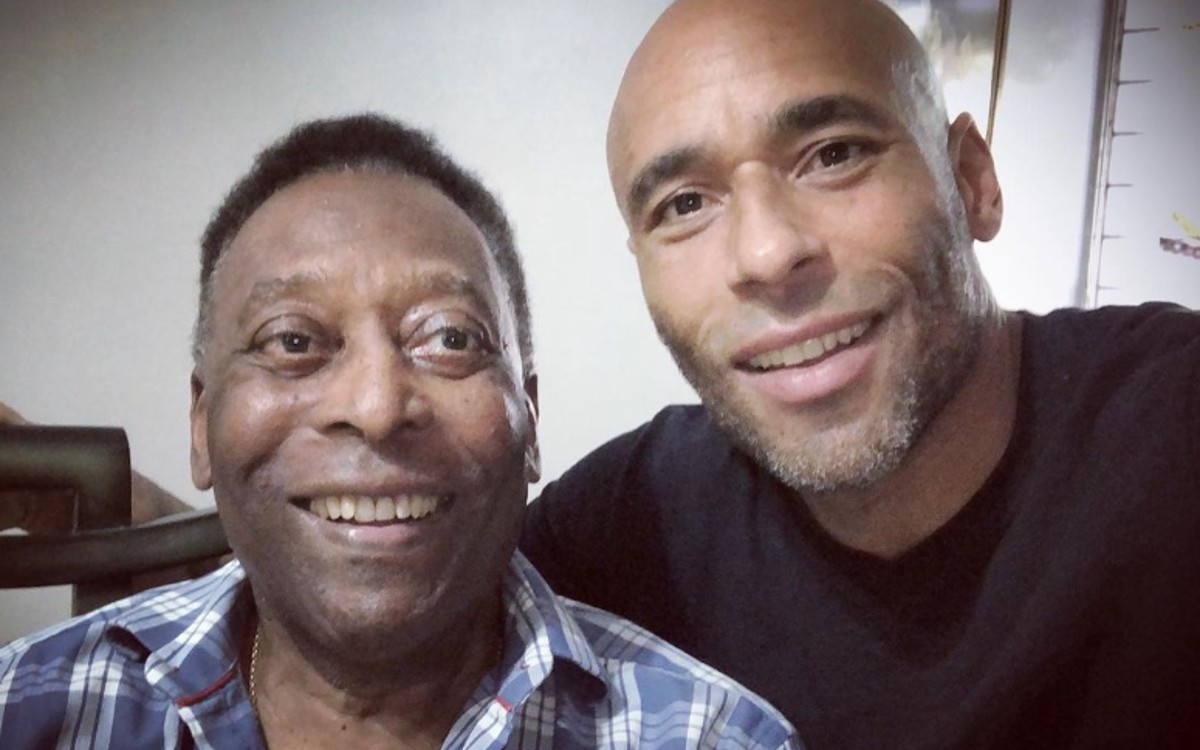 Hijo de Pelé llega al hospital para pasar Navidad con él