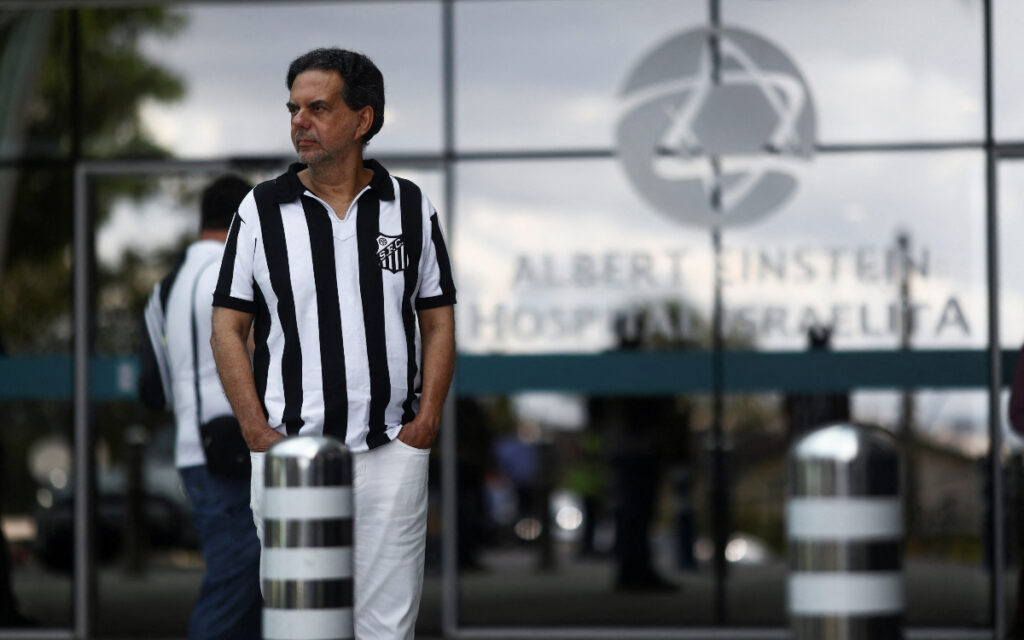 Hinchas brasileños mantienen guardia frente al hospital donde falleció Pelé | Fotogalería