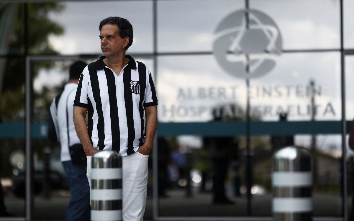 Hinchas brasileños mantienen guardia frente al hospital donde falleció Pelé | Fotogalería