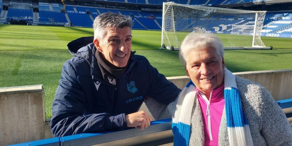 Imanol, agasajado por la afición tras sus 'minivacaciones'