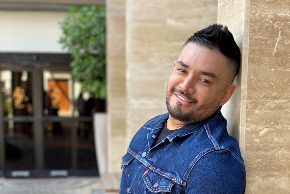 Intervienen con Manny Manuel por supuestamente guiar contra el tránsito