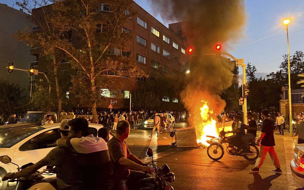 Irán ejecuta al primer condenado a muerte por las protestas