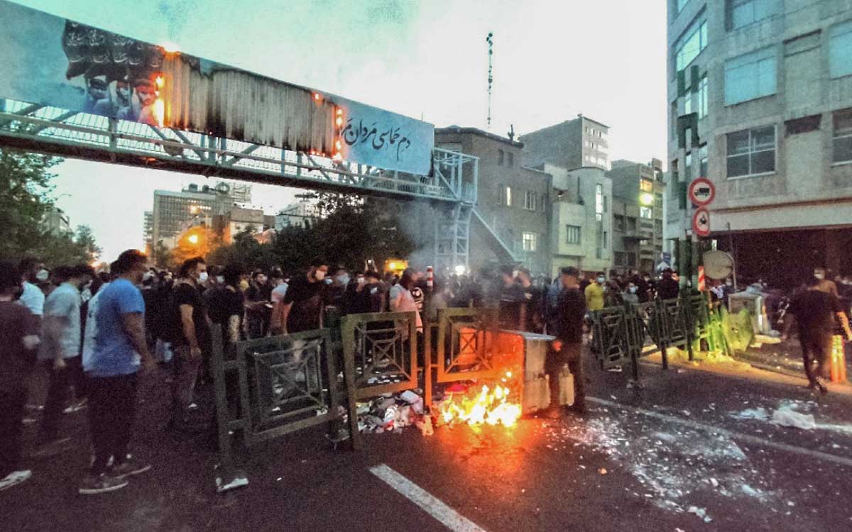 Irán ejecuta en público a segundo manifestante