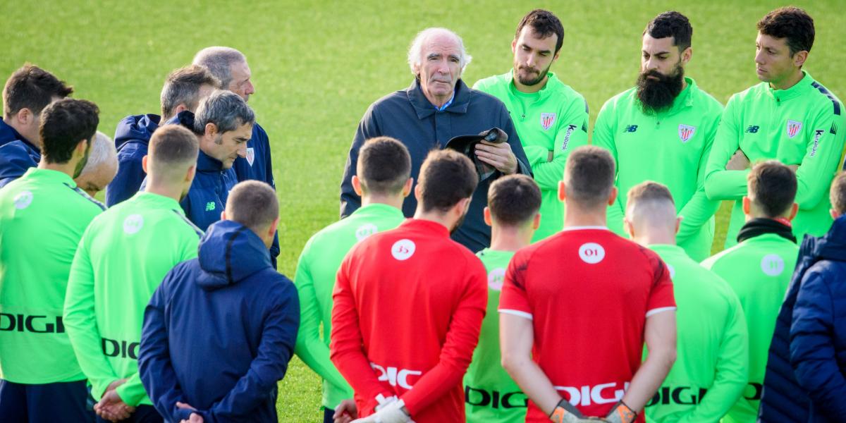 Iribar encabeza el minuto de silencio en memoria de Txetxu Rojo