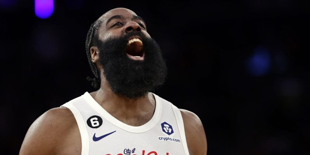 James Harden medita volver a los Houston Rockets en verano