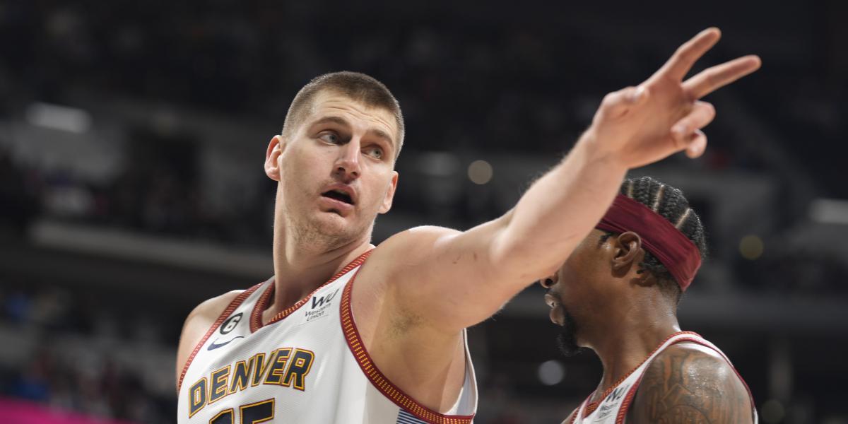 Jokic firma un triple-doble para la historia