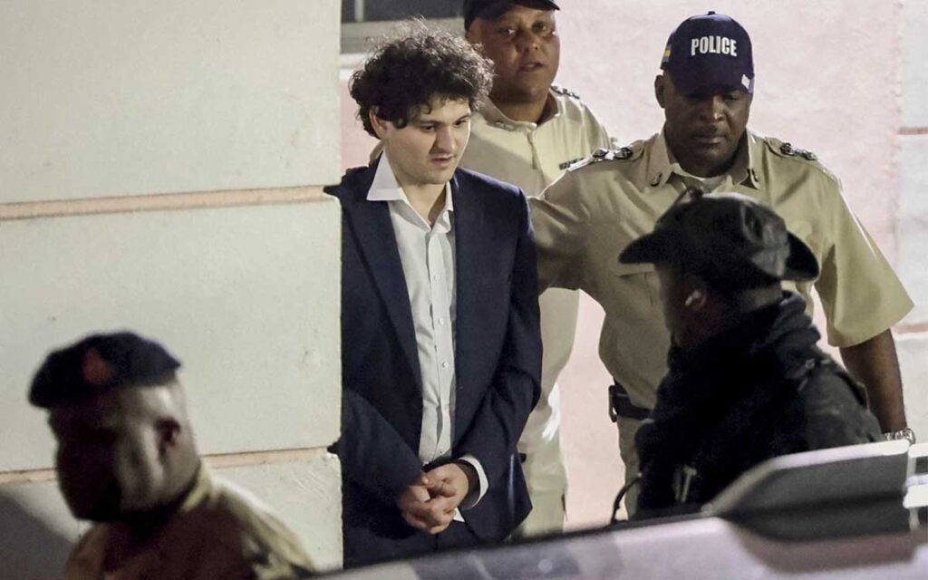 Jueza niega libertad bajo fianza a fundador de criptomoneda FTX