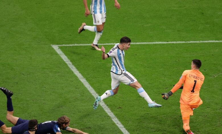 Julián Álvarez explica su primer gol: "La cancha me iba picando medio mal, pero..."