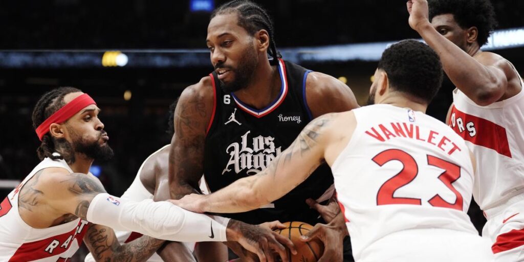 Kawhi Leonard se deja de romanticismos en Toronto