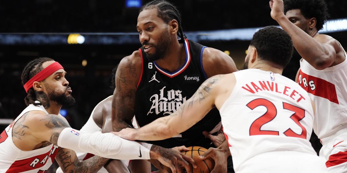 Kawhi Leonard se deja de romanticismos en Toronto