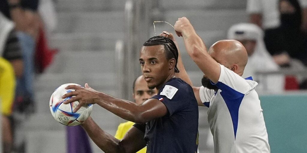 Koundé no tenía porque ser amonestado por llevar la cadena