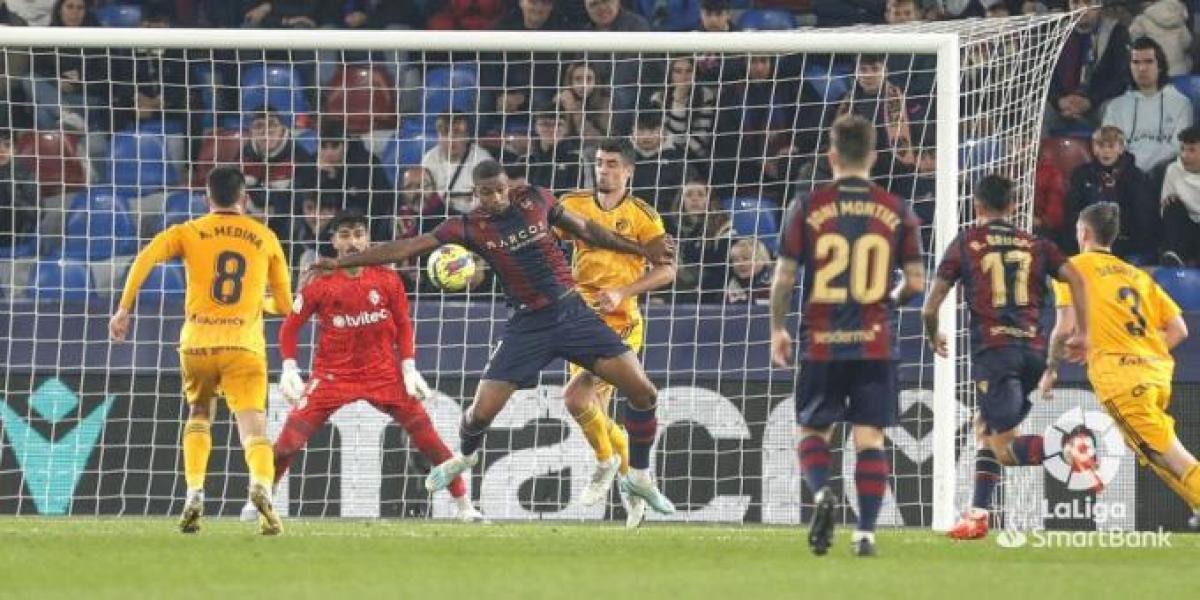 La Ponferradina sobrevive al asedio de un Levante sin gol