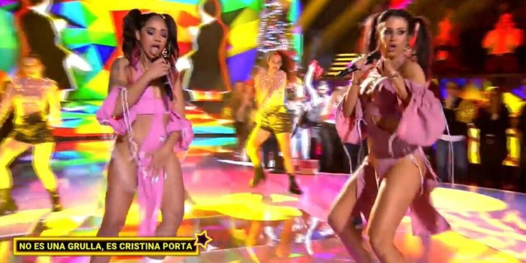 La artista Lennis Rodríguez se queda 'en bragas' por error y continúa su actuación del 'Mediafest'