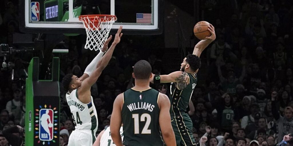 La jugada con la que Tatum 'humilló' a Antetokounmpo. ¡Brutal!