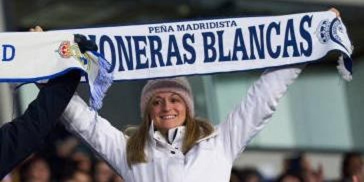 La peña 'Pioneras blancas' se hace notar en el derbi